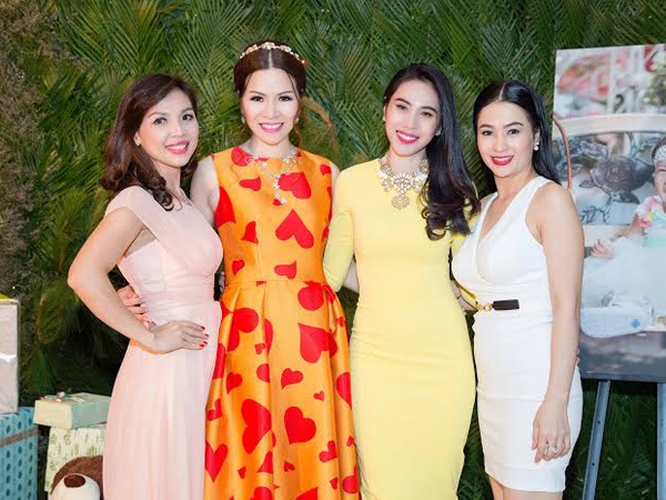 Nữ ca sỹ Thủy Tiên cũng dành thời gian tới dự tiệc