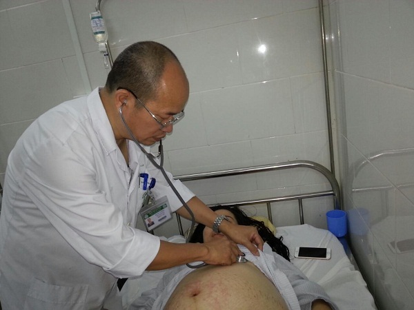 Hàng loạt bà bầu bị sốt xuất huyết - 1 TS Cường khám cho một bệnh nhân SXH là phụ nữ mang thai. Ảnh: M.T