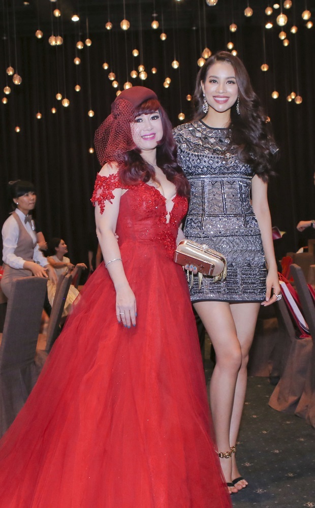 Senela Thanh Thủy thể hiện sự đầu tư kỹ lưỡng cho mỗi lần xuất hiện của mình. Có mặt tại buổi tiệc tri ân của Hoa hậu Hoàn vũ Việt Nam 2015 Phạm Hương, nữ doanh nhân yêu kiều như nàng công chúa với váy đỏ xòe bồng rực rỡ cùng phong cách quý tộc, cổ điển với mũ che nửa đầu tôn lên vẻ kiêu sa, huyền bí