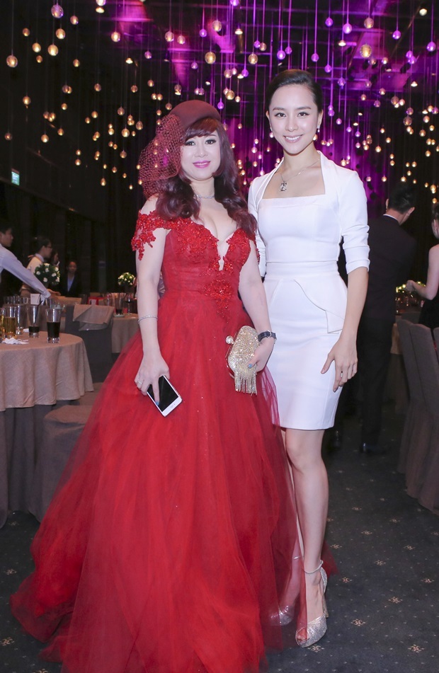 Với sự nhạy cảm thiên bẩm về cái đẹp, xu hướng và vốn kinh nghiệm gần 20 năm kinh doanh phân phối thời trang cao cấp, doanh nhân Nguyễn Thanh Thủy được xem là một hình mẫu doanh nhân lý tưởng của thị trường này. Chị luôn thể hiện sự say mê vẻ đẹp hoàn hảo và mong muốn mang những điều tốt đẹp nhất cho khách hàng của mình trong suốt gần 20 năm qua. Tinh thần đó đã tạo dựng nên thương hiệu “Golden Lady” của chị trong giới doan.h nhân