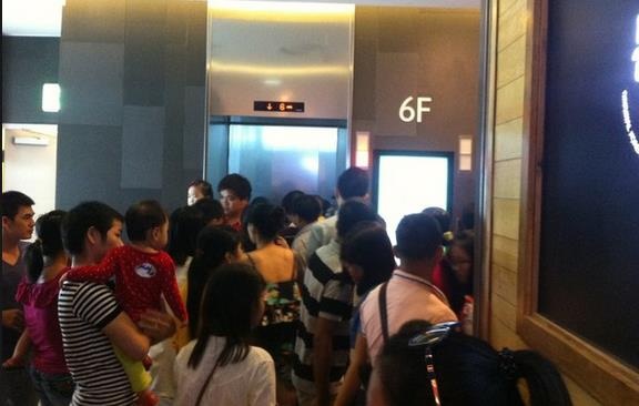 Cảnh tượng mòn mỏi chờ thang máy ở những chung cư đắt tiền không phải hiếm