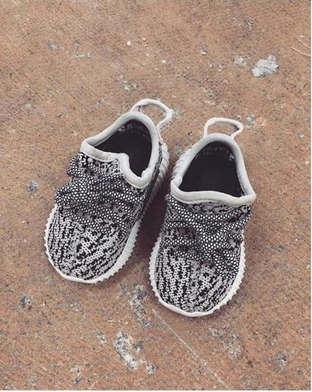 Cô Kim “siêu vòng 3” vừa sinh con trai - 3 Kim Kardashian khoe ảnh mua sẵn giày mới cho con trai