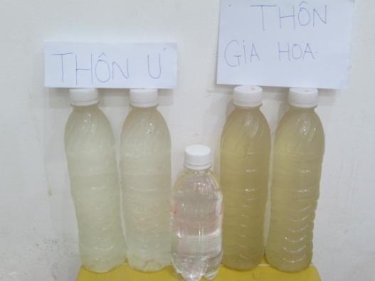 Dự án sinh viên hoạt động, cung cấp nước sạch cho cộng đồng - 1 Mẫu nước được nhóm mang về để nghiên cứu