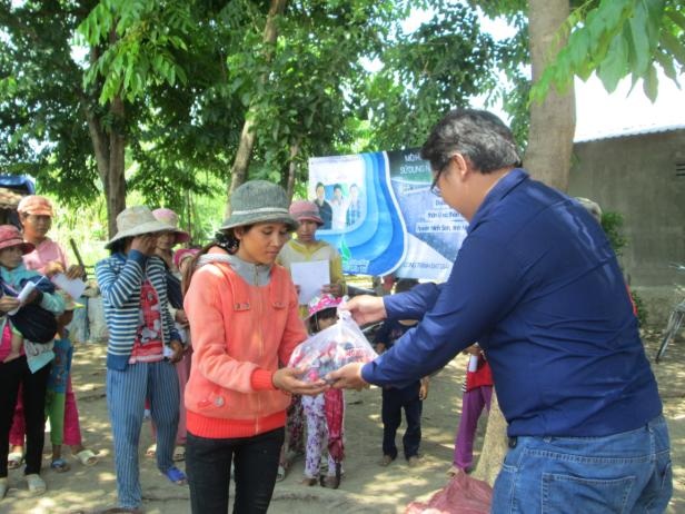 Dự án sinh viên hoạt động, cung cấp nước sạch cho cộng đồng - 3 Trao quà cho bà con trong làng … trong ngày đưa dự án đi vào hoạt động