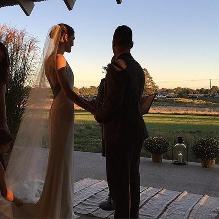 Siêu mẫu nổi tiếng Hilary Rhoda đã chọn bảo tàng nghệ thuật Parrish ở Southampton, New York làm địa điểm tổ chức lễ cưới hồi tháng mười vừa qua. Trong buổi lễ, cô dâu Hilary đã diện một chiếc váy cưới vô cùng độc đáo được thiết kế bởi Carolina Herrera.