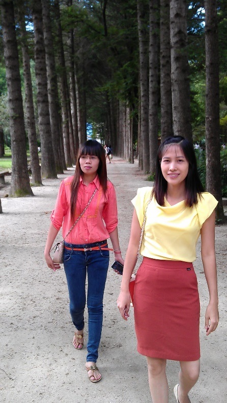 
Chị Trần Thị Lan (áo vàng).
