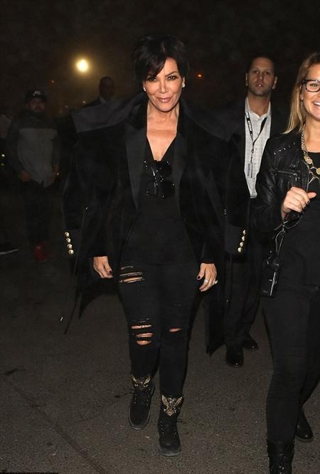 Bà mẹ Kris Jenner cũng tới xem đêm nhạc của Weeknd
