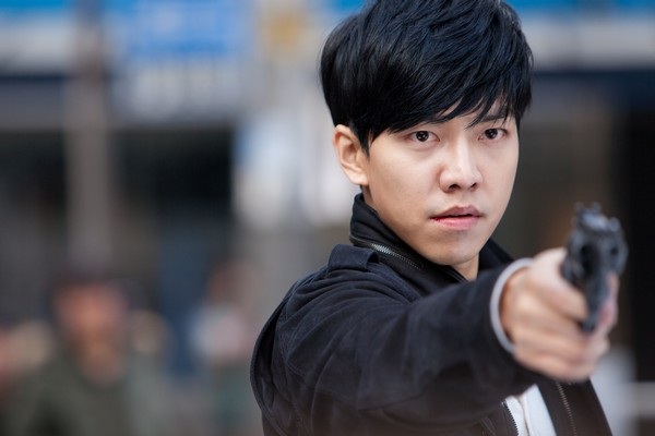 Mỹ nam Lee Seung Ki tiếp tục “gây bão” với vai cảnh sát - 2 Chạy đâu cho thoát có sự tham gia của dàn sao hạng A xứ Hàn, với những tên tuổi nổi tiếng và quen thuộc với khán giả như: Lee Seung Gi, Cha Seung Won, Go Ah Ra…, sẽ lần đầu được phát sóng tại Việt Nam trên kênh HTV2, lúc 21g00 thứ Hai đến thứ Bảy hàng tuần, từ 15/12/2015.