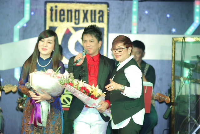 Ca sỹ Hà Vân - Ca sỹ Quang Toàn - Bầu show Liên Phạm (người sáng lập Công ty Saigon Entertainment vừa tổ chức chương trình từ thiện Tình nghệ sỹ đêm 11/12 vừa qua tại Phòng Trà Không Tên)