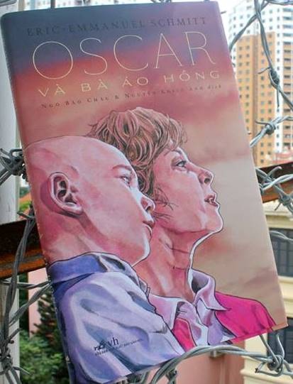 Ngưỡng mộ cộng sự 20 tuổi dịch sách cùng GS Ngô Bảo Châu - 1
Bìa cuốn sách “Oscar và bà áo hồng”.