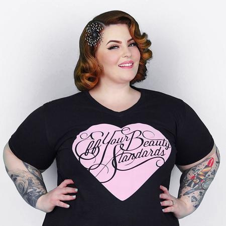 Cô người mẫu béo Tess Holliday thực sự đã làm nên lịch sử khi trở thành chân dài đầu tiên sở hữu một size “siêu khủng” , size 22, được ký hợp đồng với một công ty quản lý người mẫu tên tuổi.