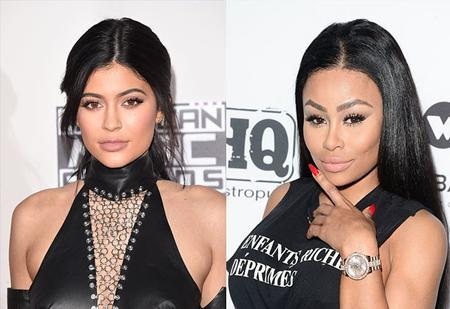Điểm mặt các cặp sao “không đội trời chung” trong năm qua - 3 Hồi năm 2014, rapper Tyga đã vội vàng bỏ rơi vị hôn phu bốc lửa Blac để chạy theo em gái cô Kim, Kylie Jenner. Ngay sau đó, hai cô nàng nổi tiếng đã không ngại ngần công kích nhau trên mạng xã hội.