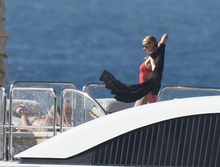 Paris Hilton khoe dáng bốc lửa trên du thuyền hạng sang - 4 Paris Hilton tự tin khoe thân hình cực kỳ cân đối