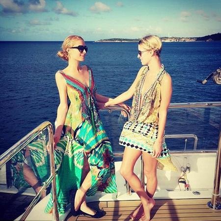 Paris Hilton khoe dáng bốc lửa trên du thuyền hạng sang - 5 Paris Hilton khoe ảnh chụp cùng em gái