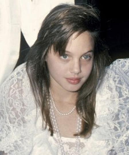 Những sao nhí giống cha mẹ đến kinh ngạc - 1 Angelina Jolie ngày nhỏ đã rất khả ái…
