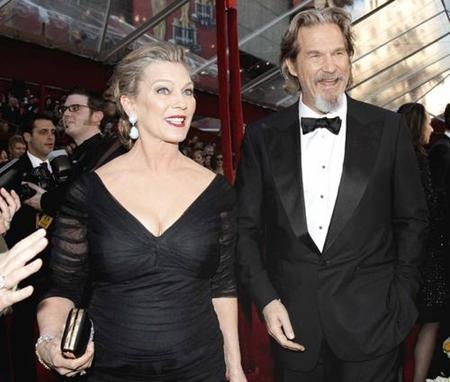 Những ngôi sao nổi tiếng kết duyên với “người bình thường” - 5 Jeff Bridges, nam diễn viên, ca sĩ, nhà sản xuất nổi tiếng người Mỹ đã gặp bà xã Susan Geston lần đầu vào năm 1974 khi đang tham gia đóng bộ phim “Rancho deluxe”.