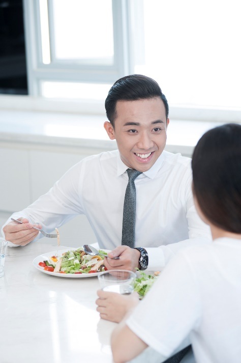 Trấn Thành: “Một ngày sẽ không hoàn hảo nếu thiếu nụ cười” - 4 Một hàm răng sạch khỏe, cộng thêm hơi thở thơm tho khiến Trấn Thành tự tin trong mọi hoạt động trong ngày của mình