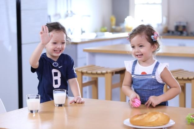Ca sỹ Hồng Nhung - Một Diva dịu dàng, một người mẹ vui nhộn - 4
Trò chơi dùng tay đá bóng của mẹ Bống được Tôm Tép hưởng ứng nhiệt tình