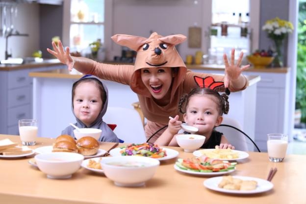 Ca sỹ Hồng Nhung - Một Diva dịu dàng, một người mẹ vui nhộn - 5 Chị Bống biến hóa và vui đùa cùng con ngay cả trong lúc ăn vì chị đã chọn Lactum là trợ thủ đắc lực giúp Tôm và Tép đủ dinh dưỡng.