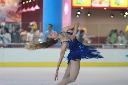 “Bí kíp” để trượt băng đúng điệu - 1 Vận động viên trượt băng này đang thực hiện một động tác kĩ thuật điển hình