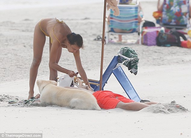 Bồ cũ Ronaldo quấn quýt tình mới không rời - 9 Bồ cũ Ronaldo quấn quýt tình mới không rời - 9