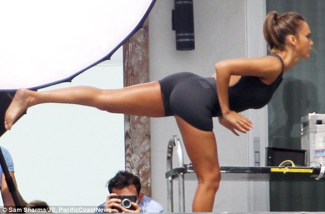 Jessica Alba trổ tài tập Yoga - 2