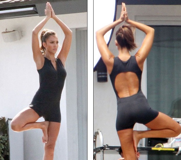 Jessica Alba trổ tài tập Yoga - 3