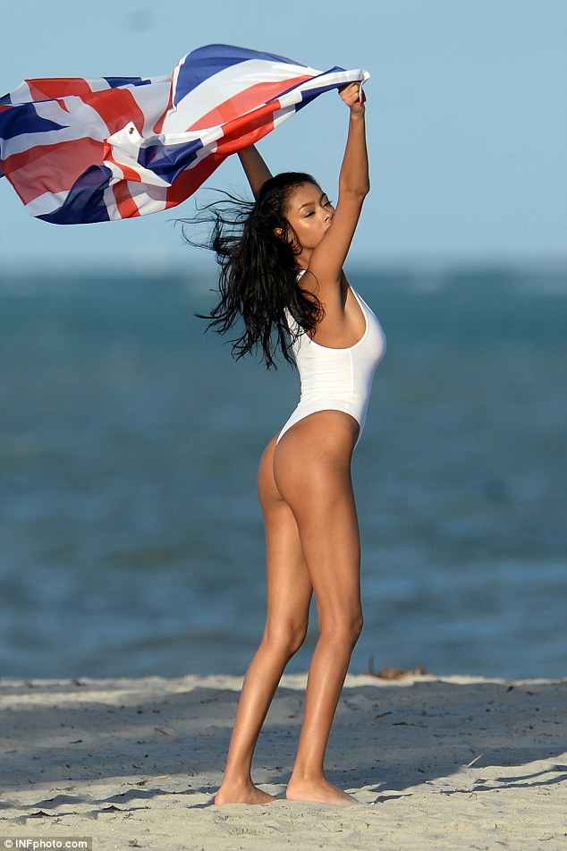 Tình mới của Justin Bieber “vất vả” vì vòng một quá khổ - 6
Từ khi hẹn hò với Justin, Jayde Pierce nổi tiếng hơn rất nhiều