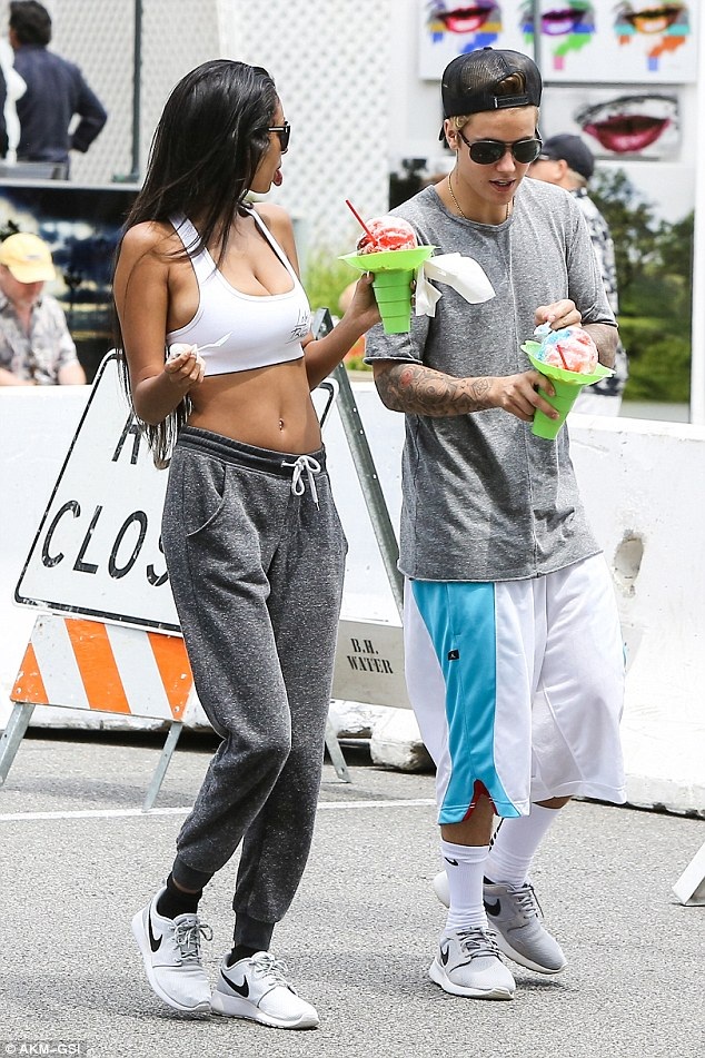 Justin Bieber có bồ mới? - 1
Justin Bieber và người mẫu 20 tuổi Jayde Pierce đi giày đôi ra phố ngày 8/10 vừa qua khiến dư luận dấy lên tin đồn nam ca sỹ trẻ đã có bạn gái mới