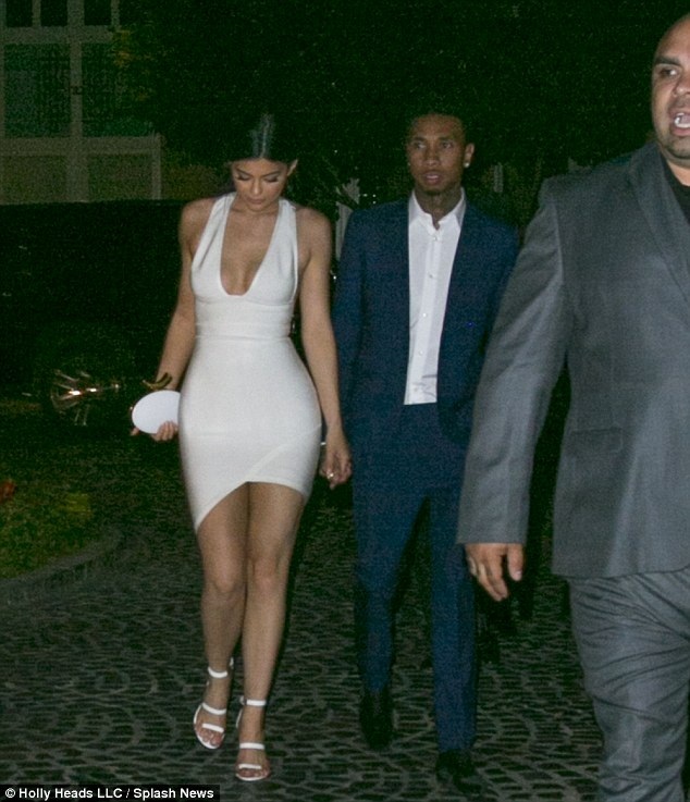Em cô Kim tái xuất bốc lửa - 1
Kylie Jenner gợi cảm dự tiệc cùng bạn trai Tyga ngày 24/11