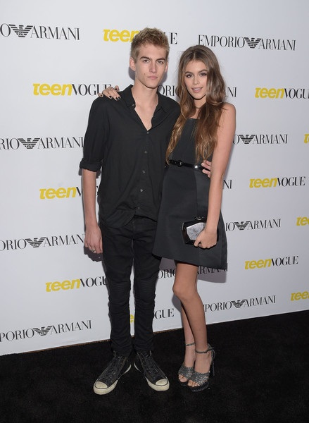 Con gái Cindy Crawford càng lớn càng quá xinh đẹp - 2
Kaia Gerber, 14 tuổi và anh trai Presley Gerber, 16 tuổi dự sự kiện tại Mỹ ngày 3/10 vừa qua