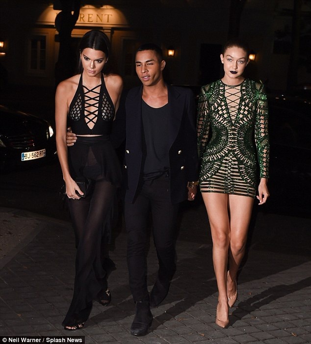 Choáng với trang phục xuyên thấu hở trước hở sau của Kendall Jenner - 5
Kendall đi ăn tối cùng bạn thân Gigi Hadid và NTK của Balmain - Oliver Rousteing