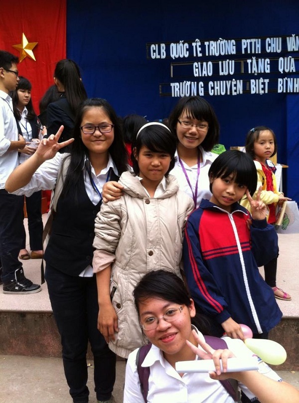 Nữ sinh trường Bưởi giành học bổng toàn phần tới ĐH danh tiếng Mỹ - 2 Trang tham gia tặng quà các em nhỏ có hoàn cảnh đặc biệt.