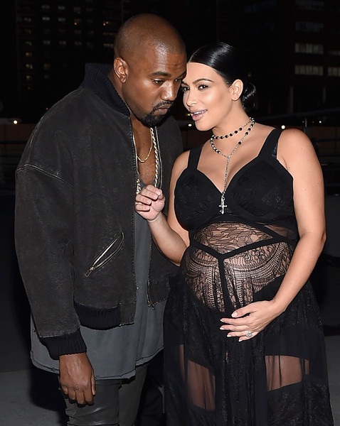 Cô Kim tăng cân nhanh khi mang thai ở tháng thứ 6 - 7
Cô được ông xã Kanye West hộ tống dự sự kiện