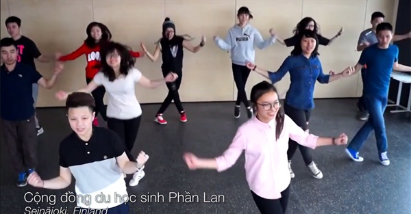 Cộng đồng DHS tại Phần Lan góp mặt với một màn flashmob nhỏ Cộng đồng DHS tại Phần Lan góp mặt với một màn flashmob nhỏ