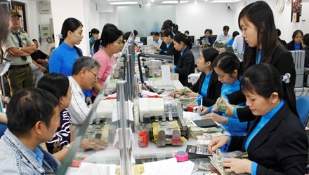 Thanh khoản dồi dào, lãi suất không chịu hạ - 1 Người dân và doanh nghiệp nhỏ kêu khó tiếp cận vốn rẻ. Ảnh: Như Ý.