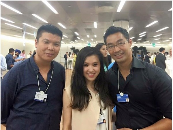 Nữ thủ lĩnh 9X tài sắc từng dự Diễn đàn kinh tế thế giới - 9 9X Việt cùng cựu phó thủ tướng Đức gốc Việt ông Philipp Roesler - giám đốc điều hành WEF và Tiến sĩ Tshering Lama - lãnh đạo trẻ toàn cầu WEF.