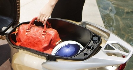 
Nhờ cốp rộng “vô địch” 37 lít và bề mặt phẳng dễ xếp đồ, LEAD 125cc luôn là một chiếc xe tiện lợi - lựa chọn hàng đầu của chị em phụ nữ
