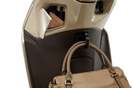 
Hộc đựng đồ và móc treo phía trước tiện lợi
