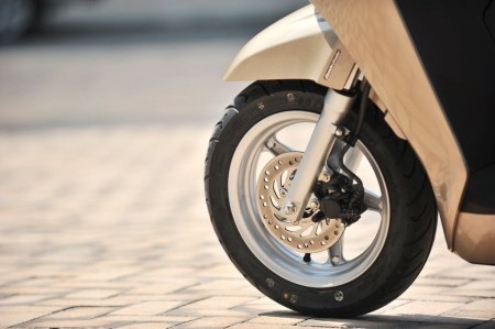 
Hệ thống phanh (thắng) kết hợp (Combi Brake) được trang bị trên LEAD 125cc
