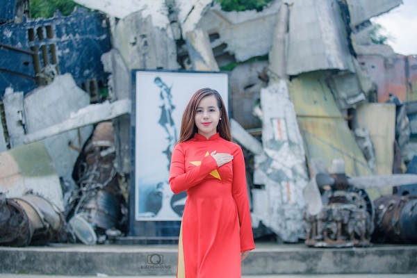 Nữ sinh Hà thành rạng rỡ trong tà áo dài cờ đỏ sao vàng - 5 Nữ sinh Hà thành rạng rỡ trong tà áo dài cờ đỏ sao vàng - 5