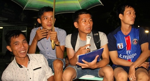 
Bạch Long (thứ hai, từ phải sang) đang bình luận một trận bóng ở sân Celadon City, Q. Tân Phú, TP. HCM.
