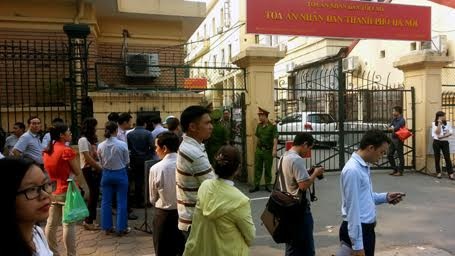 Đang xét xử 6 quan chức đường sắt nhận "lót tay" 11 tỷ đồng - 2 An ninh được siết chặt. Đối với người nhà các bị cáo và những người liên quan, chỉ những người có giấy triệu tập của tòa mới được vào trong