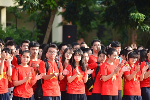 Học sinh trường thầy Văn Như Cương xếp hình quốc kì đón khai giảng - 4 Học sinh trường thầy Văn Như Cương xếp hình quốc kì đón khai giảng - 4