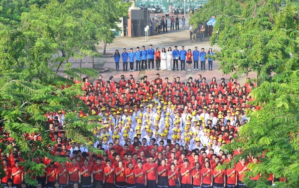 Học sinh trường thầy Văn Như Cương xếp hình quốc kì đón khai giảng - 1 Học sinh trường thầy Văn Như Cương xếp hình quốc kì đón khai giảng - 1