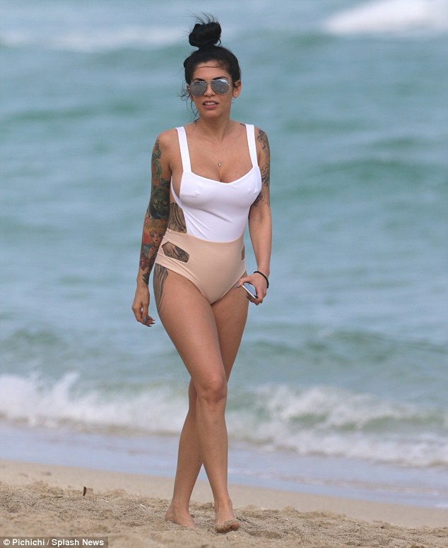 Người đẹp Anh khoe loạt hình xăm khủng - 1
Cami Li khoe dáng gợi cảm trên bãi biển Miami Beach, Florida, Mỹ ngày 27/12 vừa qua