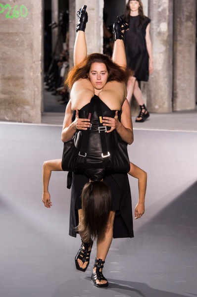 Người mẫu gây sốc khi cõng nhau lên sàn catwalk - 2
Buổi diễn của ông nằm trong khuôn khổ tuần lễ thời trang Paris xuân hè 2016