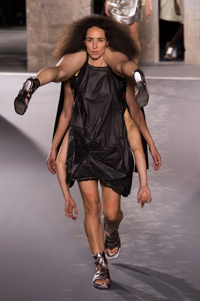 Người mẫu gây sốc khi cõng nhau lên sàn catwalk - 9 Người mẫu gây sốc khi cõng nhau lên sàn catwalk - 9