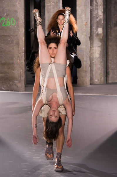 Người mẫu gây sốc khi cõng nhau lên sàn catwalk - 8 Người mẫu gây sốc khi cõng nhau lên sàn catwalk - 8