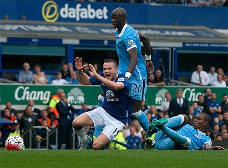 Fernandinho nhận thẻ vàng sau pha phạm lỗi với Cleverly Fernandinho nhận thẻ vàng sau pha phạm lỗi với Cleverly